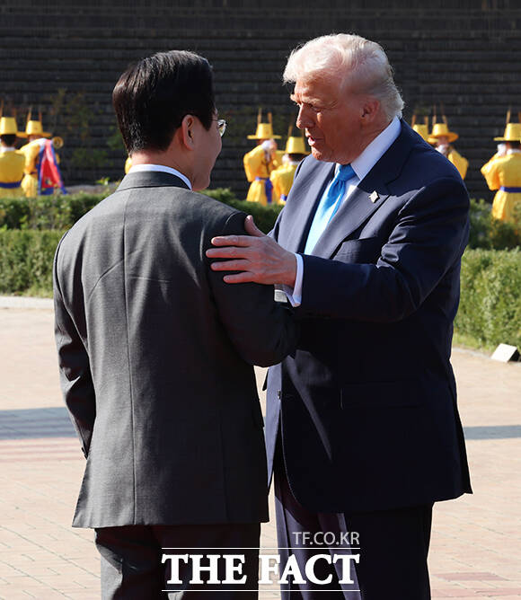 천년미소관 앞에서 도널드 트럼프 미국 대통령 맞이하는 이재명 대통령. /APEC 2025 KOREA & 연합뉴스