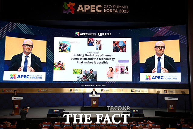 사이먼 밀너 메타 아태 공공정책 부사장이 29일 경북 경주 예술의전당에서 열린 2025 아시아태평양경제협력체(APEC) 정상회의 최고경영자(CEO) 서밋에서 주제발표를 하고 있다. /APEC 2025 KOREA