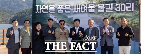 대전 대덕구는 29일 미호동 산61번지 일원에서 ‘새여울물길 30리 프로젝트’ 1단계 사업인 ‘대청호 생태 탐방로 조성사업’ 대상지를 점검하며 대청호 수변을 따라 조성되는 자연 친화형 탐방로 공사에 본격 착수했다. /대덕구