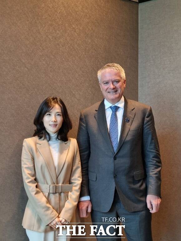 김진아 외교부 제2차관은 29일 경주 아시아태평양경제협력체(APEC) 정상회의 관련 일정에 참석 중인 마티아스 콜먼 경제협력개발기구(OECD) 사무총장을 면담하고 한·OECD 협력 방안과 한국인들의 OECD 진출 확대 필요성 등을 논의했다. /외교부
