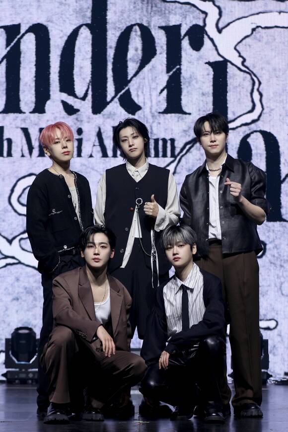 그룹 위아이의 멤버 김준서는 알파드라이브원에 합류하면서 이번 Wonderland 활동에 함께하지 못한다. 다만 연기 활동으로 인해 전작 The Feelings에 참여하지 못했던 김요한이 돌아오면서 이들은 5인 체제로 활동에 나선다./위엔터테인먼트