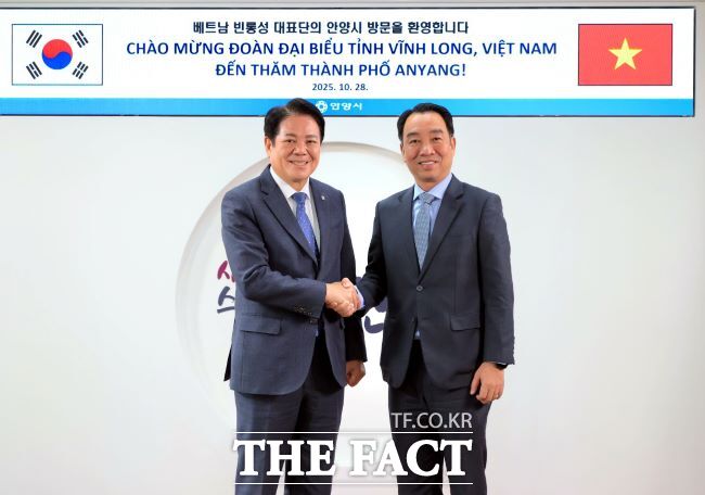 최대호 안양시장(왼쪽)과 루꽝응어이 베트남 빈롱성 인민위원장이 기념사진을 찍고 있다. /안양시
