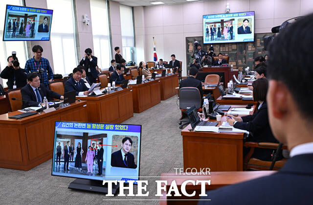 이기헌 더불어민주당 의원이 29일 서울 여의도 국회에서 열린 문화체육관광위원회의 문화체육관광부, 국가유산청 등 종합감사에서 황성운 전 대통령실 문화체육비서관에게 김건희 씨의 국가유산 사적 유용 의혹 관련 질의를 하고 있다. /국회=이새롬 기자