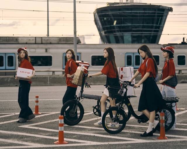 르세라핌이 27일 발매한 싱글 1집 SPAGHETTI로 당일 일본 오리콘 데일리 싱글 차트 1위에 올랐다. /쏘스뮤직