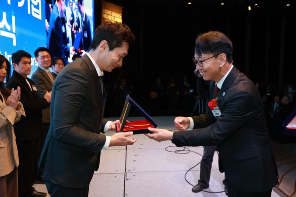 쿠팡로지스틱스(CLS)는 경남 김해 지역의 일자리 창출과 경제 활성화에 기여한 공로를 인정받아 경남도지사 표창을 수상했다. /쿠팡