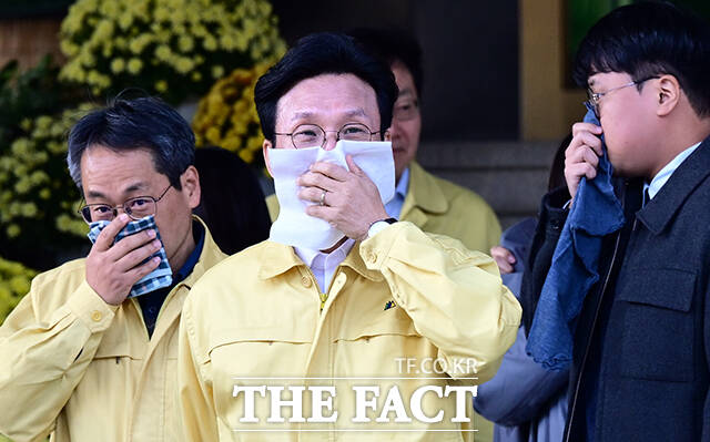 김민석 국무총리가 29일 오후 서울 종로구 정부서울청사에서 열린 화재대비 민방위 훈련에 참가해 화재 진압 훈련을 하고 있다. /임영무 기자