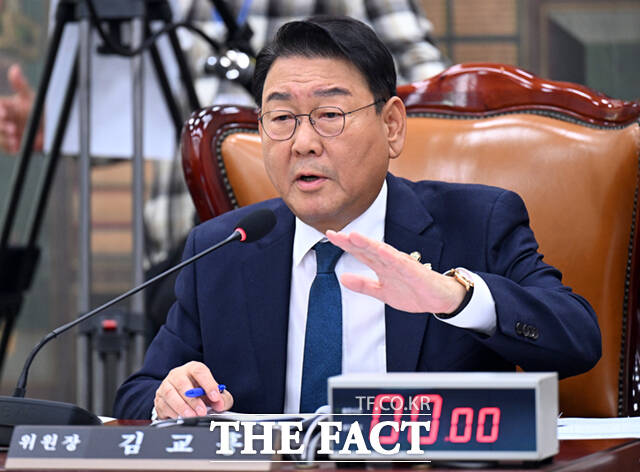 김교흥 국회 문화체육관광위원장이 29일 서울 여의도 국회에서 열린 문화체육관광위원회의 문화체육관광부, 국가유산청 등 종합감사에서 최휘영 문화체육관광부 장관에게 질의하고 있다. /국회=이새롬 기자