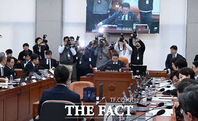 29일 서울 여의도 국회에서 열린 운영위원회 전체회의에서 김병기 운영위원장이 의사봉을 두드리고 있다. /이새롬 기자]