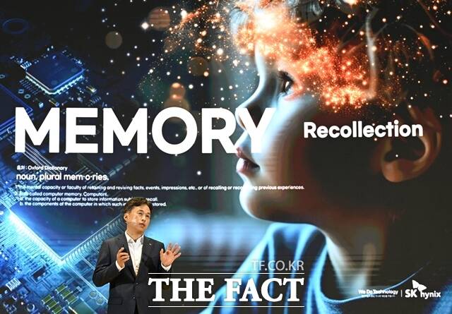 곽노정 SK하이닉스 CEO가 지난해 11월 서울 강남구 코엑스에서 열린 SK AI 서밋 2024에서 차세대 AI 메모리의 새로운 여정, 하드웨어를 넘어 일상으로를 주제로 기조연설을 하고 있다. /이새롬 기자