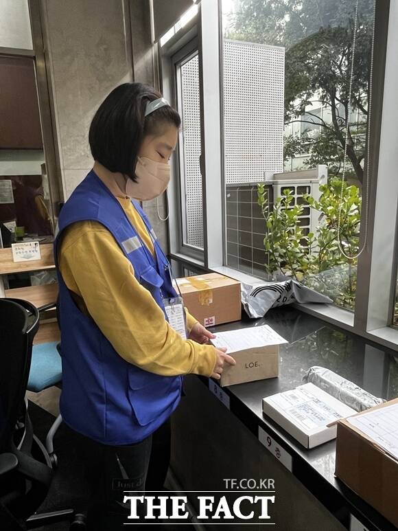 태광그룹 계열사 티시스의 장애인표준사업장 큰희망은 29일 오전 서울 영등포구 큰희망 사업장에서 예비초년생 중증장애인 직업교육훈련 제7기 수료식을 개최했다. 우편택배 직업교육훈련에 참여중인 훈련생들. /태광그룹