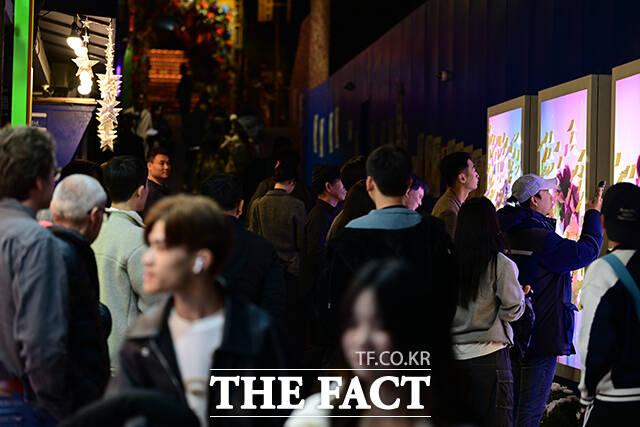 3주기 맞은 이태원 참사. 10·29 기억과 안전의 길을 찾은 추모객들의 모습.