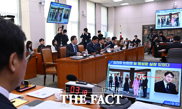 29일 서울 여의도 국회에서 열린 문화체육관광위원회의 문화체육관광부, 국가유산청 등 종합감사에서 이기헌 더불어민주당 의원이 김건희 씨의 국가유산 사적 유용 의혹 관련 질의를 하는 가운데, 최휘영 문체부 장관이 자료화면을 보고 있다.