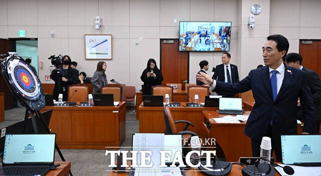 박수현 의원이 29일 서울 여의도 국회에서 문화체육관광위원회의 문화체육관광부, 국가유산청 등 종합감사 오후 속개에 앞서 질의를 위해 준비한 한궁을 시연하고 있다.