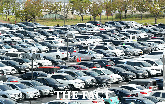 서울시는 내년 하반기부터 장애인전용주차구역 위반 과태료에 대해 모바일 전자고지 서비스를 본격 도입한다. /더팩트 DB