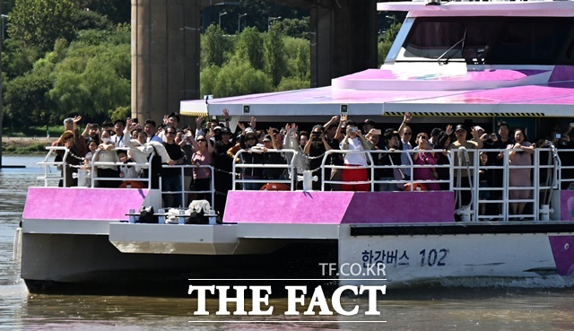 서울시는 더불어민주당 의원들이 제기한 한강버스 충돌사고 은폐 의혹에 대해 전혀 사실이 아니다라며 무책임한 정치공세라고 반박했다. 사진은 지난달 21일 서울 잠실선착장에서 출발한 한강버스 남산타워호에 탑승한 승객들이 갑판에 나와 손을 흔드는 모습. /서울시