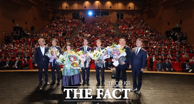 고창군이 29일 고창문화의전당에서 ‘제64회 고창군민의 날 기념식’을 열고, 지역 발전에 헌신한 군민들의 노고를 기리며 화합과 자긍심을 다졌다. /고창군