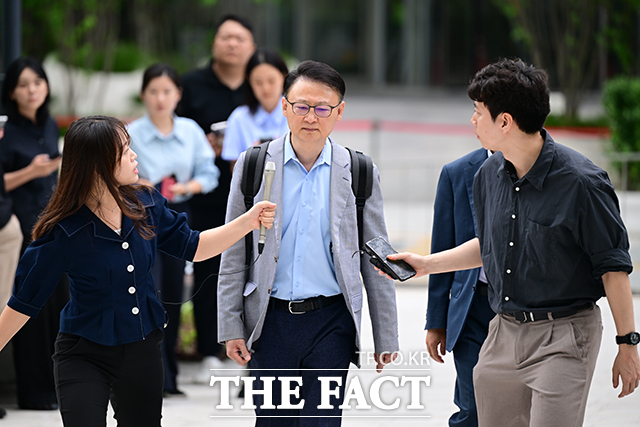 구세현 전 웰바이오텍 대표(가운데)가 13일 오전 서울 종로구 KT광화문빌딩에 마련된 김건희 특검 사무실로 피의자 소환돼 출석하고 있다./남윤호 기자