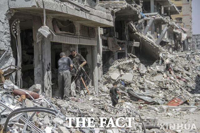 이스라엘이 팔레스타인 무장정파 하마스와 휴전에 합의한 지 19일 만인 28일(현지시간) 가자지구 공습을 재개했다. 사진은 지난 2024년 6월 3일 가자지구 북부 자발리야 난민 캠프의 파괴된 건물 모습. /신화.뉴시스