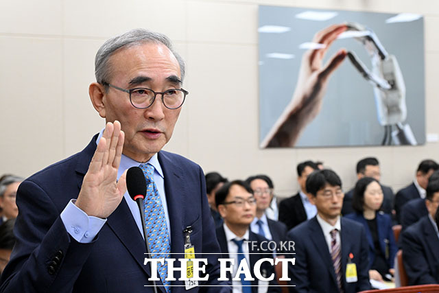 김영섭 KT 대표가 29일 오후 서울 여의도 국회에서 열린 과학기술정보방송통신위원회 과학기술정보통신부 등에 대한 종합감사에 증인으로 출석해 선서를 하고 있다. /국회=남용희 기