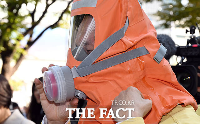 김민석 국무총리가 29일 오후 서울 종로구 정부서울청사에서 열린 화재대비 민방위 훈련에 참가해 화재 진압 훈련을 하고 있다. /임영무 기자