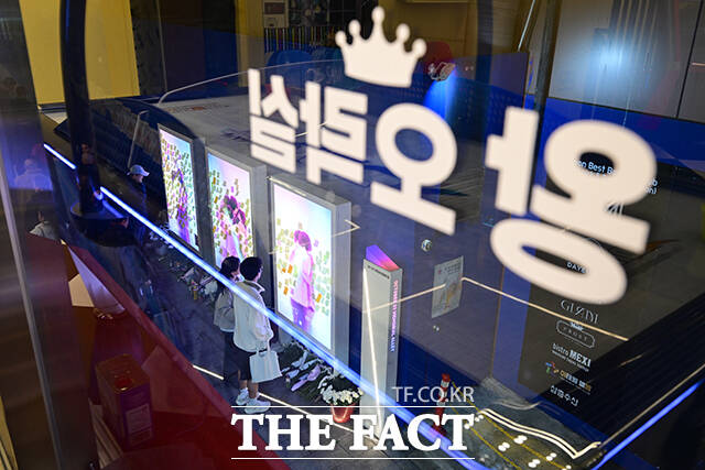 이태원 추모 공간 옆 왕오락실 2층에서 내려다 본 모습.