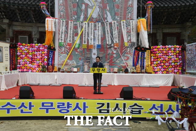 박정현 부여군수가 지난 26일 외산면 무량사에서 열린 ‘김시습 다례제’에서 축사를 하고 있다. /부여군