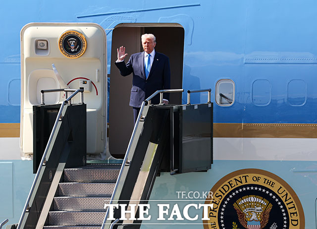 도널드 트럼프 미국 대통령은 29일(현지시간) 중국에 부과 중인 20%의 펜타닐 관세가 낮아질 수 있다고 밝혔다. 사진은 트럼프 대통령이 이날 오전 11시 30분께 부산 김해국제공항에 도착한 모습. /APEC 2025 KOREA & 연합뉴스