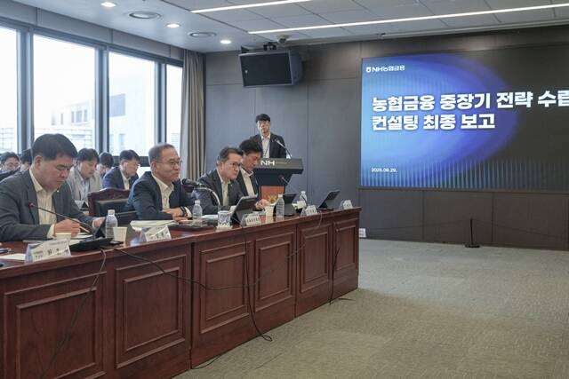 지난 9월 29일 개최된 농협금융 중장기 전략 수립 컨설팅 최종 보고회에서 이찬우 NH농협금융지주 회장이 생산적금융의 중요성을 강조하고 있다. /NH농협금융