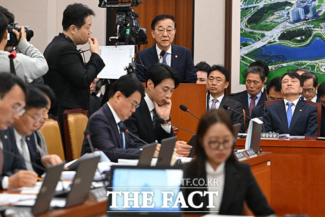 의원 질의 듣고 생각에 잠긴 김 장관.