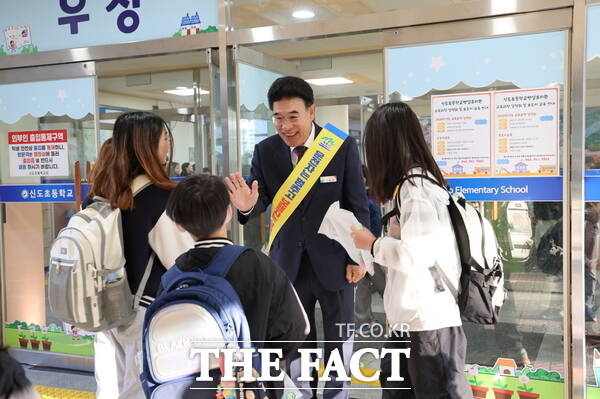 이응우 계룡시장이 29일 신도초등학교에서 어린이 교통안전 캠페인을 하며 어린이들과 인사를 나누고 있는 모습. /계룡시
