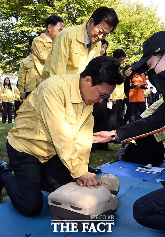 김민석 국무총리가 29일 오후 서울 종로구 정부서울청사에서 열린 화재대비 민방위 훈련에 참가해 화재 진압 훈련을 하고 있다. /임영무 기자