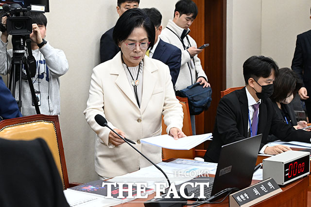 생각에 잠긴 최 위원장.