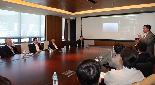 지난 28일 폴 르윈 해벅AI CEO(오른쪽)가 한화 임직원들에게 하와이 해역에 대기 중인 해벅AI 무인수상정(USV)을 한화오션 거제사업장에서 원격 통제하는 기술 시연을 설명하고 있다. /한화