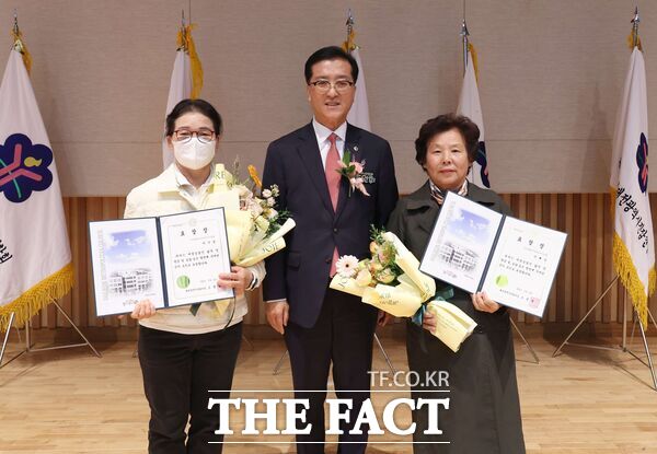 조원휘 대전시의회 의장이 28일 농업기술센터에서 개최된 제11회 대전 여성농업인 한마음대회에 참석해 지역 여성농업인들에게 유공자 시상을 하고 있다. /대전시의회