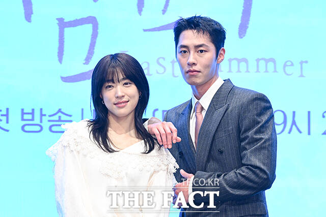 배우 최성은(왼쪽)과 이재욱이 29일 오후 서울 구로구 신도림 더세인트 그랜드 볼룸에서 열린 KBS2 새 토일 미니시리즈 마지막 썸머 제작발표회에 참석해 함께 호흡을 맞춘 소감을 이야기했다. /서예원 기자