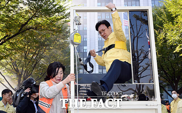 김민석 국무총리가 29일 오후 서울 종로구 정부서울청사에서 열린 화재대비 민방위 훈련에 참가해 화재 진압 훈련을 하고 있다. /임영무 기자