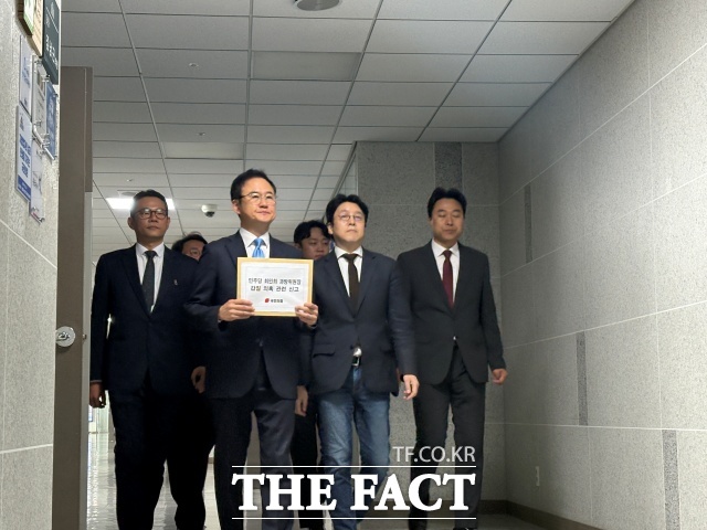 국민의힘 미디어특별위원회가 29일 더불어민주당 소속 최민희 국회 과학기술정보방송통신위원장을 더불어민주당 을(乙)지키는민생실천위원회(을지로위원회)에 신고서를 제출하려고 하고 있다. /김수민 기자