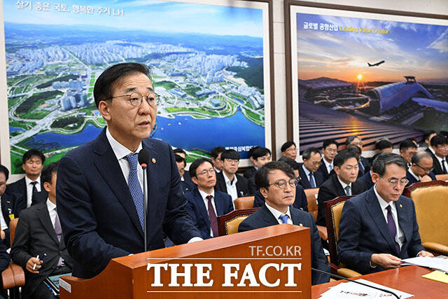 김윤덕 국토교통부 장관이 29일 오전 서울 여의도 국회에서 열린 국회 국토교통위원회의 국토교통부 등에 대한 종합감사에서 업무보고를 하고 있다. /국회=남용희 기자