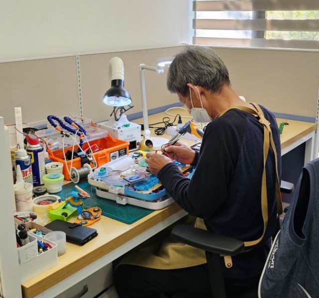 강동구는 강동구 장난감 수리센터를 성황리에 운영 중이다. 사진은 강동구 장난감 수리센터의 모습. /강동구