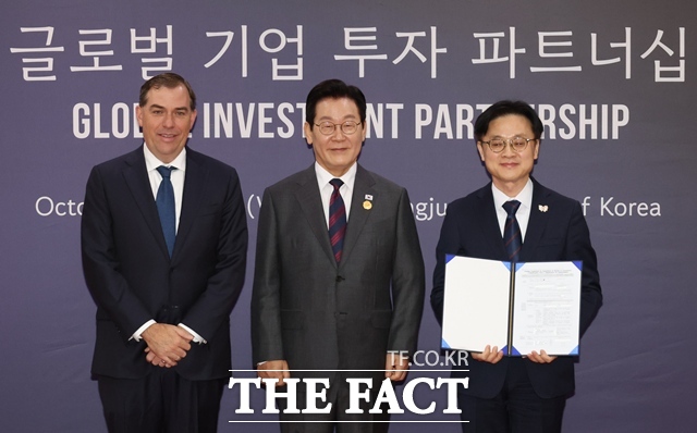 이재명 대통령이 29일 경북 경주예술의전당에서 열린 글로벌 기업 투자 파트너십 행사에서 맷 가먼 아마존웹서비스(AWS) CEO, 김정관 산업부 장관과 기념촬영을 하고 있다. /APEC 2025 KOREA