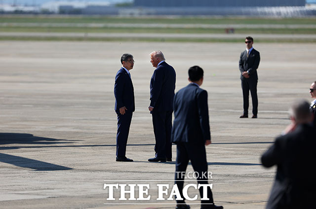 경주 APEC을 계기로 국빈 방한하는 도널드 트럼프 미국 대통령이 29일 부산 김해국제공항에 도착해 조현 외교부 장관과 대화하고 있다. /APEC 2025 KOREA & 연합뉴스