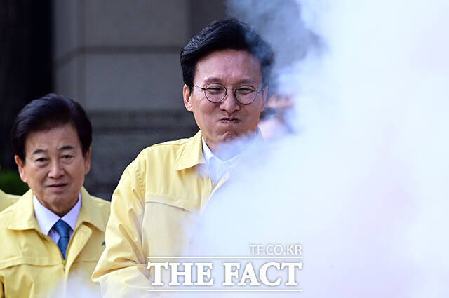 김민석 국무총리가 29일 오후 서울 종로구 정부서울청사에서 열린 화재대비 민방위 훈련에 참가해 화재 진압 훈련을 하고 있다. /임영무 기자