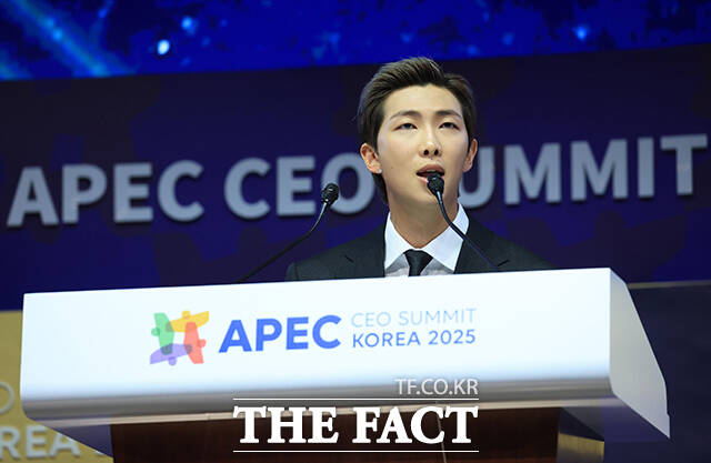 APEC 지역 내 문화산업과 K-컬쳐 소프트파워를 주제로 연설하는 그룹 방탄소년단(BTS)의 리더 RM. /APEC 2025 KOREA & 연합뉴스