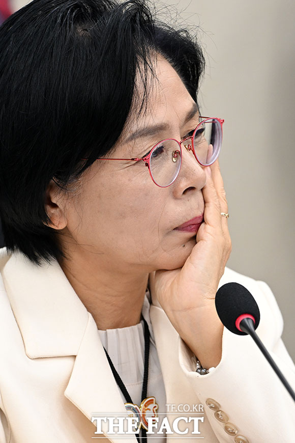 생각에 잠긴 최 위원장.