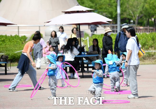 상동호수공원에서 열린 부천아이페스타에서 어린이들이 즐겁게 놀고 있다. /부천시