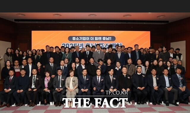 28일 충남북부상공회의소에서 열린 2025 충남 중소벤처기업 페스타에 참여한 도내 중소벤처기업인들이 김태흠 지사와 함께 기념촬영을 하고 있다. /충남TP