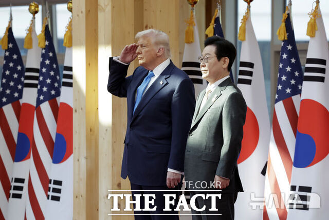 이재명 대통령(오른쪽)은 29일 도널드 트럼프 미국 대통령에게 김정은 북한 국무위원장이 (트럼프) 대통령의 진심을 아직 제대로 다 수용하지 못해 (북미 회동이) 불발됐다고 밝혔다. 사진은 트럼프 대통령이 이날 경북 경주박물관에서 열린 공식 환영식에서 거수 경례를 하고 있다. /뉴시스