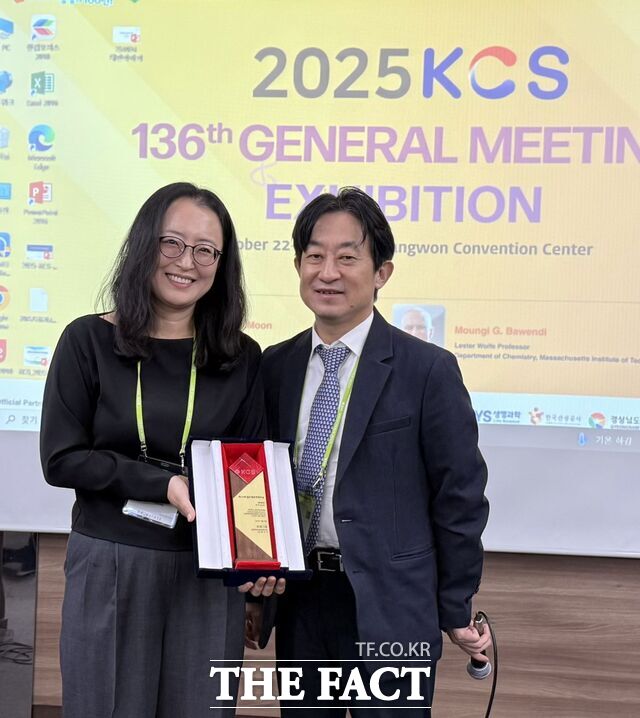 국립한밭대 화학생명공학과 최진실 교수(왼쪽)가 대한화학회 136회 학술발표회 및 총회에서 ‘젊은재료화학자상’을 수상한 후 기념촬영을 하고 있다. /한밭대