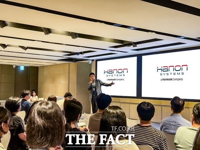 한국앤컴퍼니그룹의 자동차 열에너지 관리 설루션 기업 한온시스템은 올해 3분기 매출 2조7057억원, 영업이익 953억원, 당기순이익 553억원을 기록했다고 29일 밝혔다. 한온시스템 프로액티브 콘서트에서 이수일 대표이사가 발언하는 모습. /한온시스템