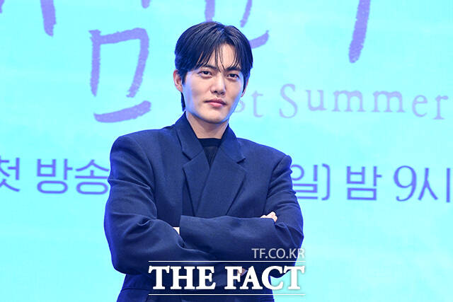 배우 김건우가 29일 오후 서울 구로구 신도림 더세인트 그랜드 볼룸에서 열린 KBS2 새 토일 미니시리즈 마지막 썸머 제작발표회에서 서수혁은 따뜻함과는 거리가 있는 인물이라고 맡은 캐릭터를 설명했다. /서예원 기자